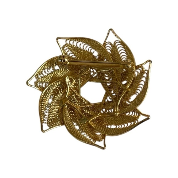 Vintage Gold Filigree Wreath Brooch - Picture 2 of 2